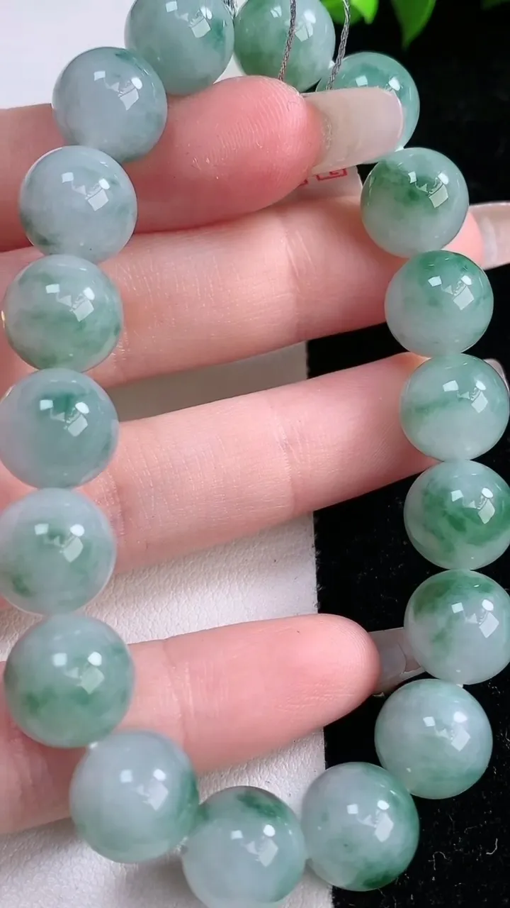 天然A货翡翠飘花圆珠手串，尺寸10.8-18颗，重量:41.86g1月29日
工厂直销收藏佳品,种好水足，色泽均匀，有种有色，上手高大气！