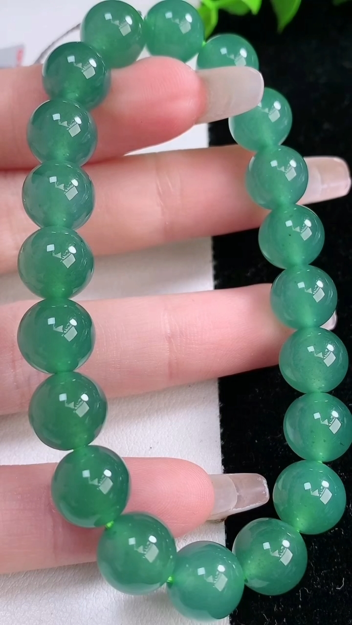 天然A货翡翠圆珠手串，尺寸9.5-20颗，重量:32.89g1月29日
工厂直销收藏佳品,种好水足，