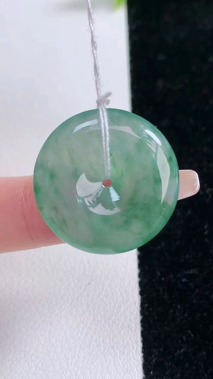 天然A货翡翠冰种飘花平安扣吊坠，尺寸24-5.8，重量:6.64g
1月29日