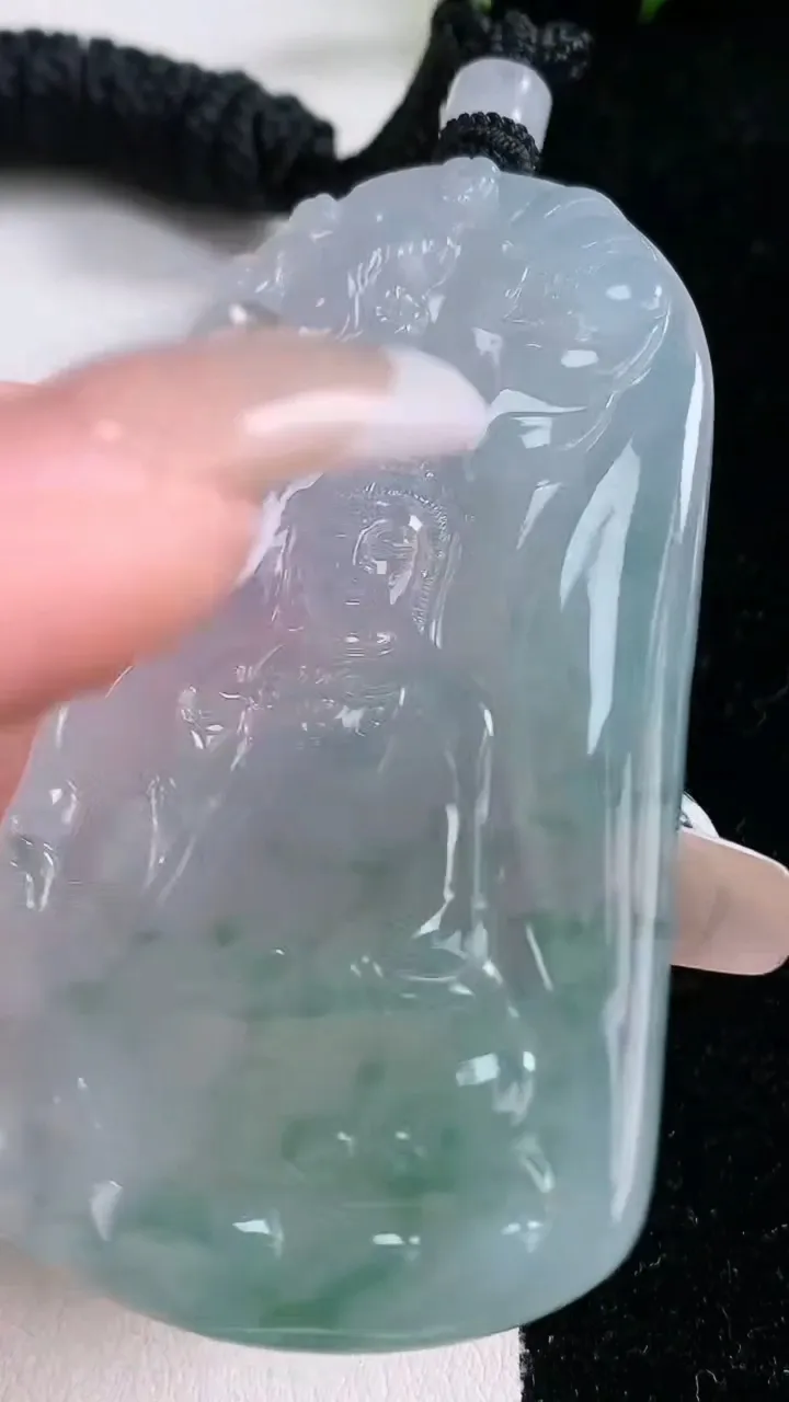 天然A货翡翠种飘花观音菩萨吊坠，尺寸65.5-36-4.5，重量:33.05g
1月29日