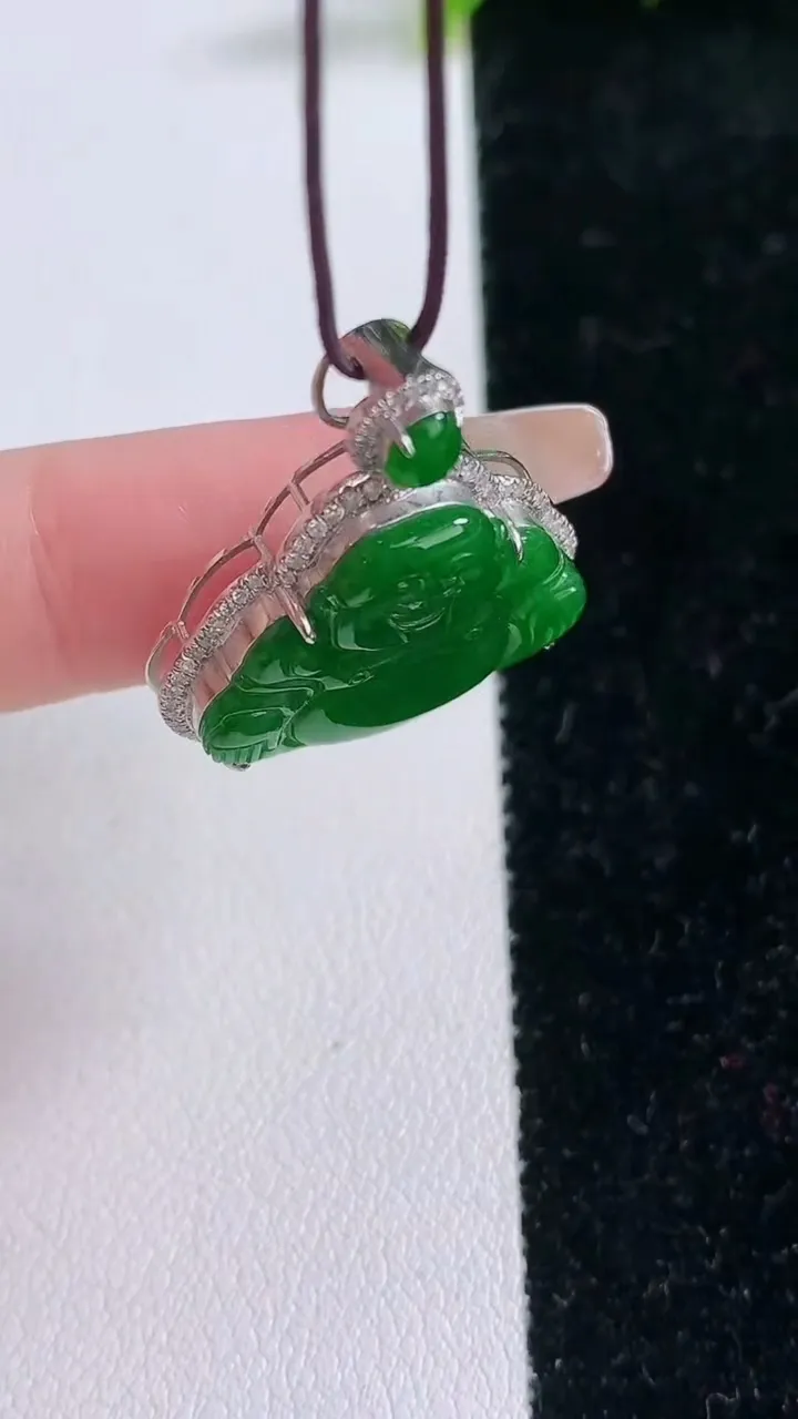天然A货翡翠佛公吊坠，尺寸27-24-6，裸石17-21.7重量:4.42g
1月29日