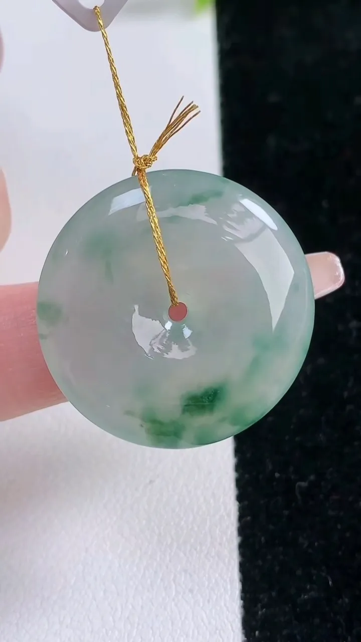 天然A货翡翠冰种飘花平安扣吊坠，尺寸28-6，重量:10.15g
1月29日