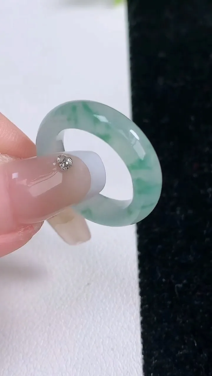 天然A货翡翠冰种飘花指环戒指，尺寸16.4-5.6-3.8，重量:4.01g2026年1月29日
工