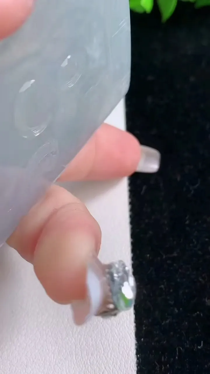 天然A货翡翠种飘花祥龙大日如来吊坠，尺寸70-45-4.9，重量:43.42g
1月29日