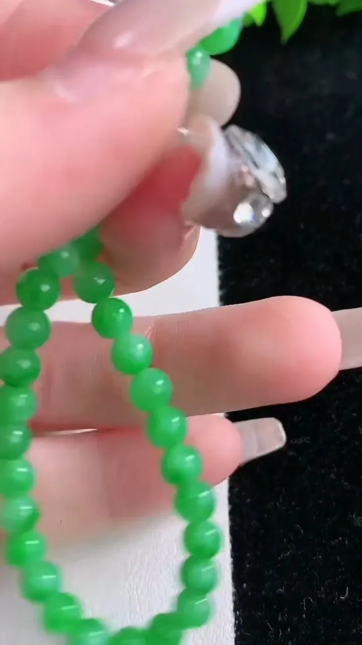 天然A货翡翠圆珠手串，尺寸5-38颗，重量:8.33g1月29日
工厂直销收藏佳品,种好水足，色泽均匀，有种有色，上手高大气！