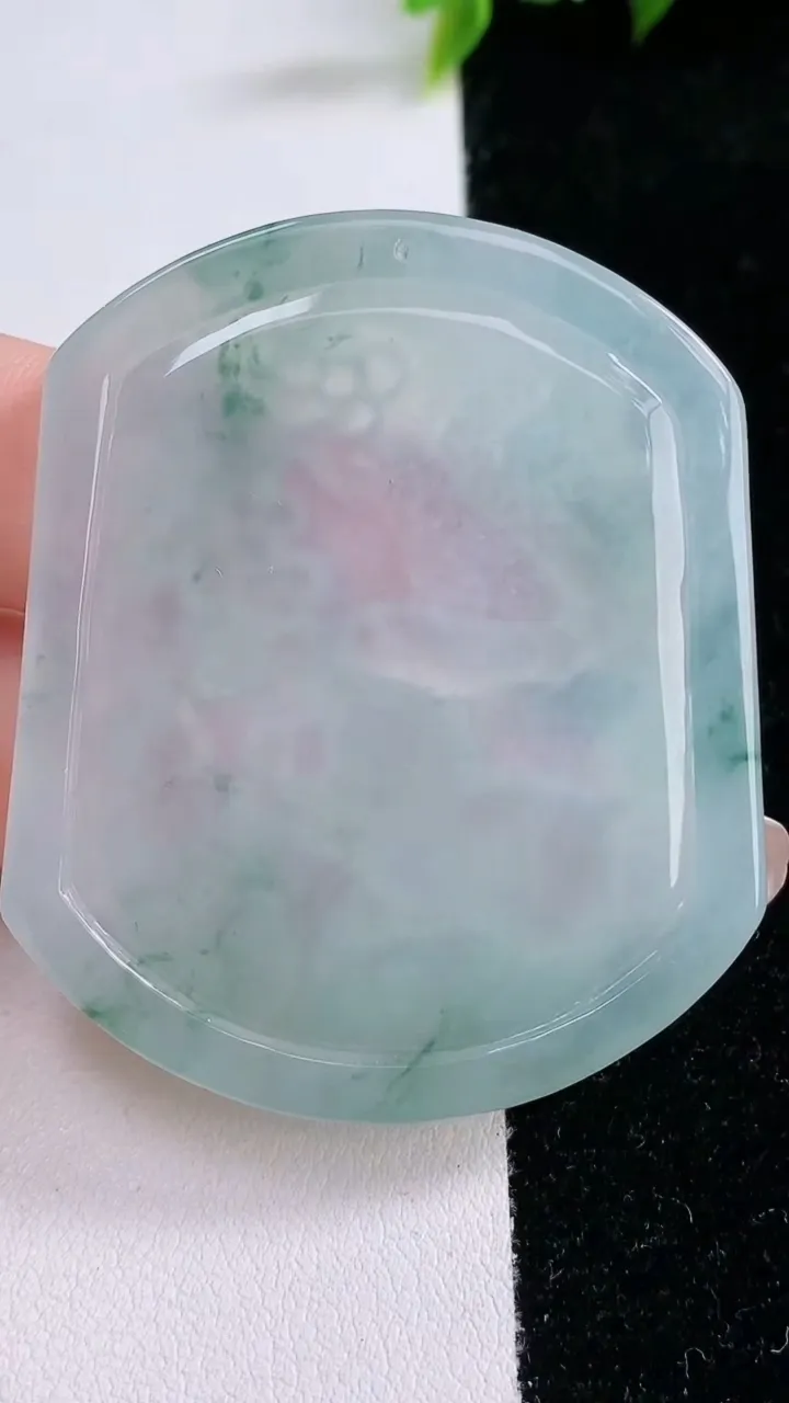 天然A货翡翠种飘花生肖鼠吊坠，尺寸53-44.6-5.4，重量:28.04g
1月29日