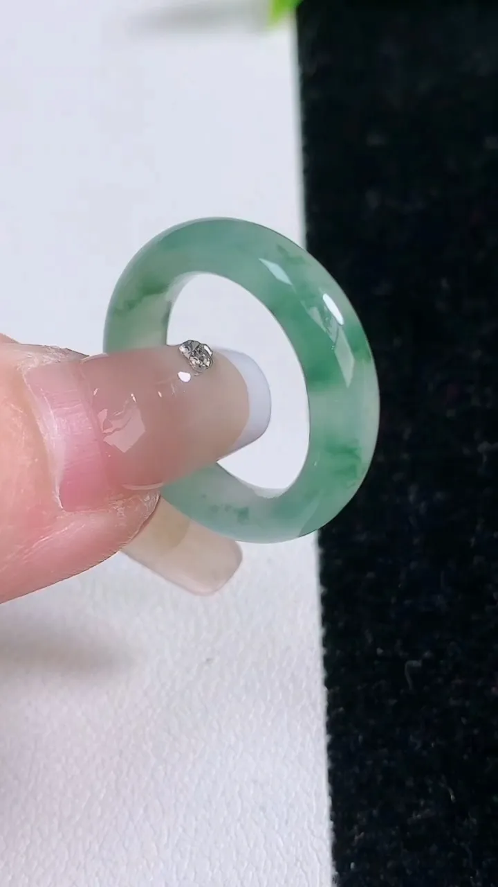 天然A货翡翠冰种飘花指环戒指，尺寸17.6-5.5-3.8，重量:4.29g2026年1月29日
工