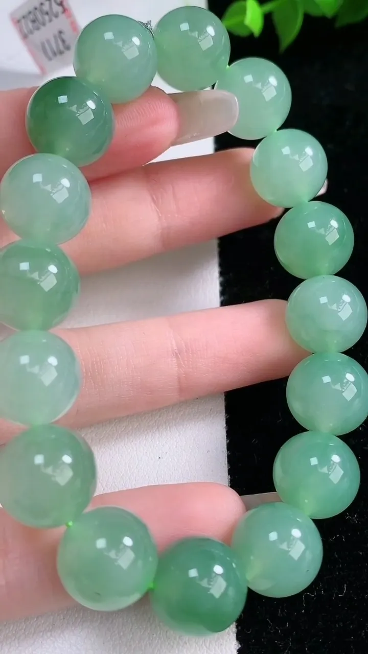 天然A货翡翠圆珠手串，尺寸12-16颗，重量:52.39g1月29日
工厂直销收藏佳品,种好水足，色泽均匀，有种有色，上手高大气！