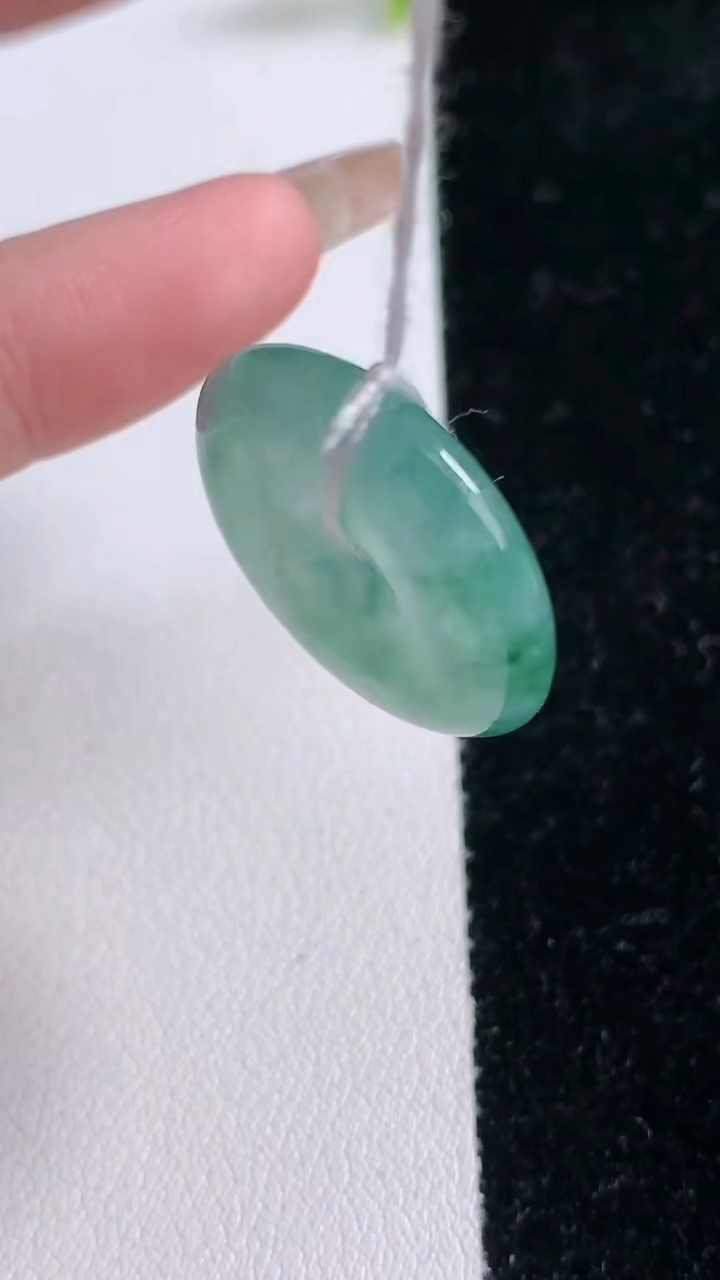 天然A货翡翠冰种飘花平安扣吊坠，尺寸24-5.8，重量:6.64g
1月29日