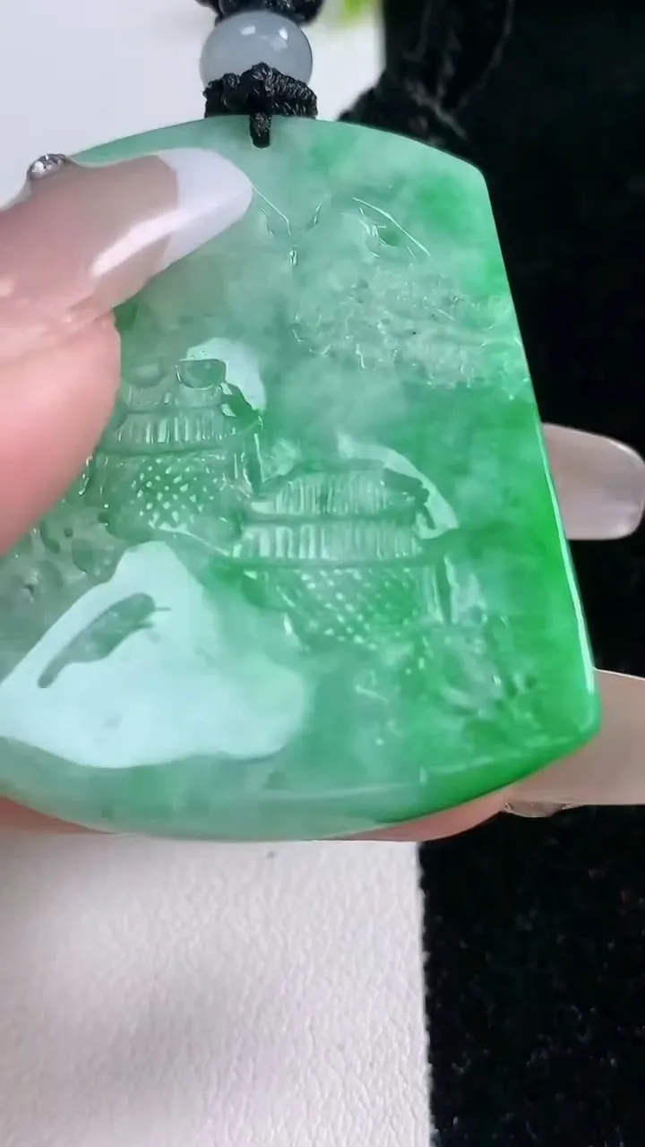 天然A货翡翠山水牌吊坠，尺寸44.4-34-7，重量:24.83g
1月29日