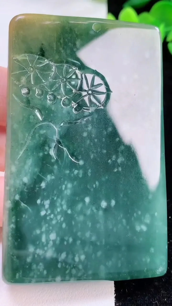 天然A货翡翠蓝水双彩山水牌吊坠，尺寸75-48-13.8，重:102.98g
1月29日