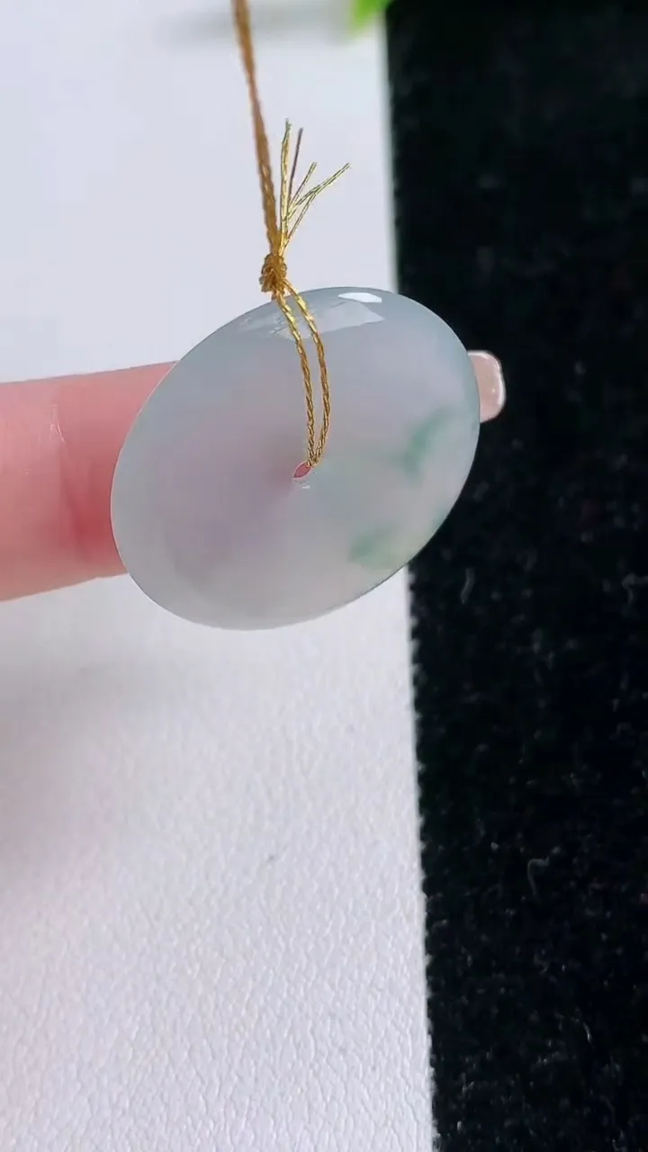 天然A货翡翠冰种飘花平安扣吊坠，尺寸24.4-4.2，重量:5.98g
1月29日