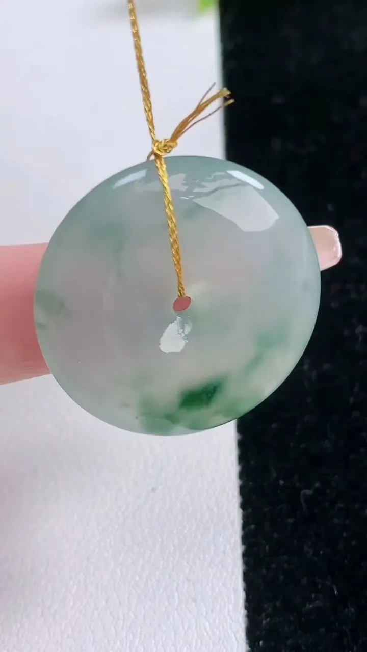 天然A货翡翠冰种飘花平安扣吊坠，尺寸28-6，重量:10.15g
1月29日