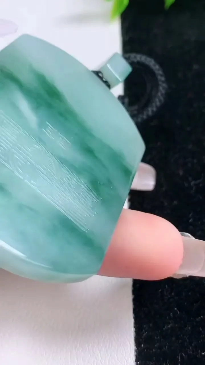 天然A货翡翠飘花仿古无事牌吊坠，尺寸55.5-41-5.7，重量:43.03g
1月29日