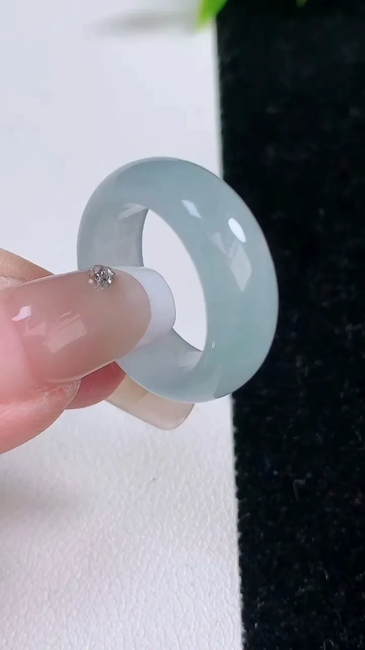 天然A货翡翠指环戒指，尺寸17.5-7.8-3.7，重量:6.23g2026年1月29日
工厂直销收