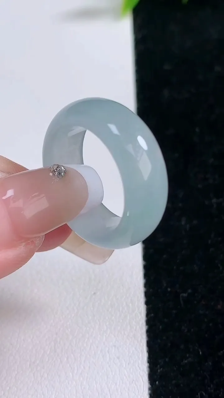 天然A货翡翠指环戒指，尺寸17.5-7.8-3.7，重量:6.23g2026年1月29日
工厂直销收藏佳品,种好水足，色泽均匀，有种有色，上手高大气！