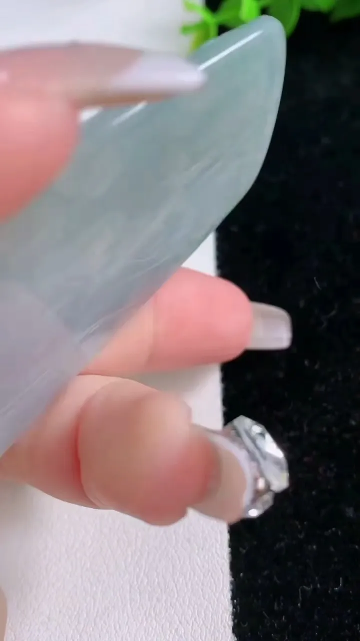 天然A货翡翠观音菩萨吊坠，尺寸72-42.6-5.2，重量:33.36g
1月29日