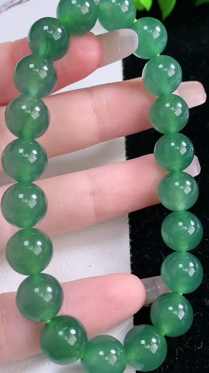 天然A货翡翠圆珠手串，尺寸10-20颗，重量:33.77g1月29日
工厂直销收藏佳品,种好水足，色泽均匀，有种有色，上手高大气！