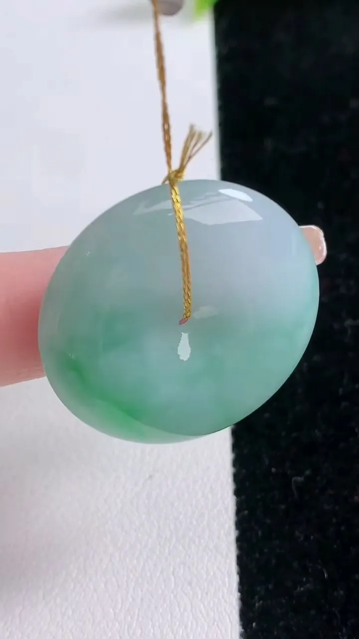 天然A货翡翠平安扣吊坠，尺寸30-6.2，重量:11.69g
1月29日