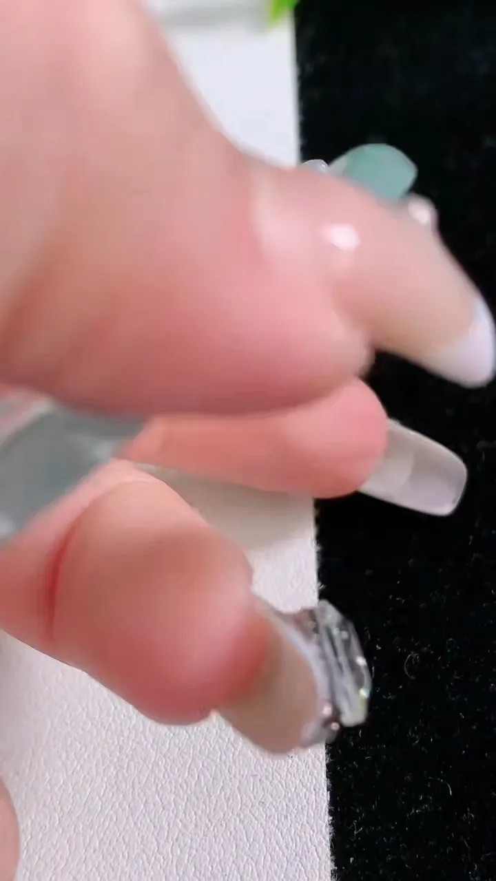 天然A货翡翠飘花观音菩萨吊坠，尺寸55-40.2-5.8，重量:27.20g
1月29日