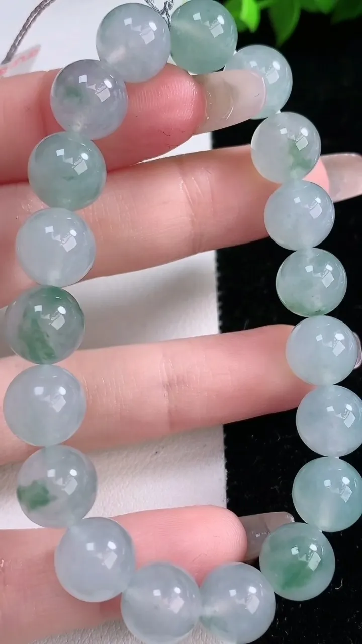天然A货翡翠种飘花圆珠手串，尺寸7.8-19颗，重量:32.40g1月29日
工厂直销收藏佳品,种好水足，色泽均匀，有种有色，上手高大气！
