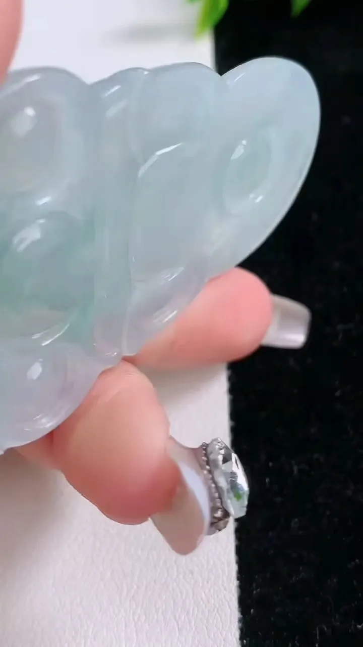 天然A货翡翠飘花观音菩萨吊坠，尺寸61.7-38.8-5，重量:22.97g
1月29日