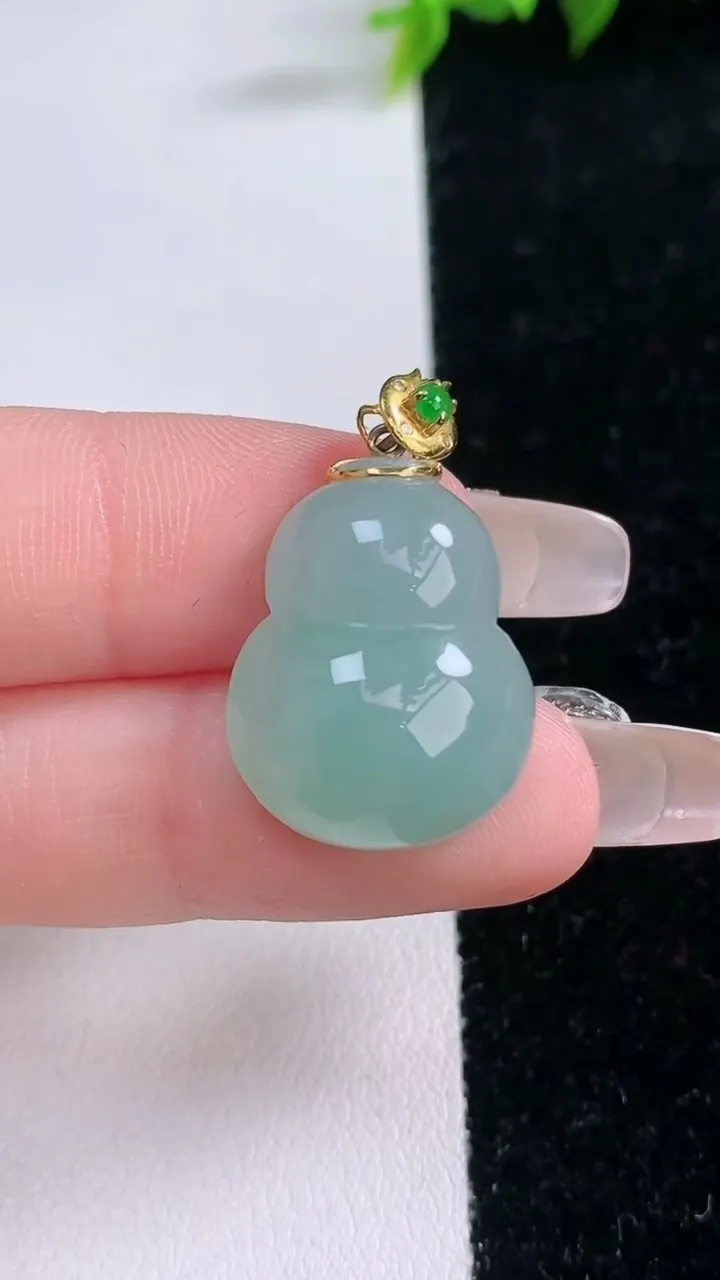 天然A货翡翠葫芦吊坠，尺寸21.5-17.2-8，重量:5.44g
1月29日