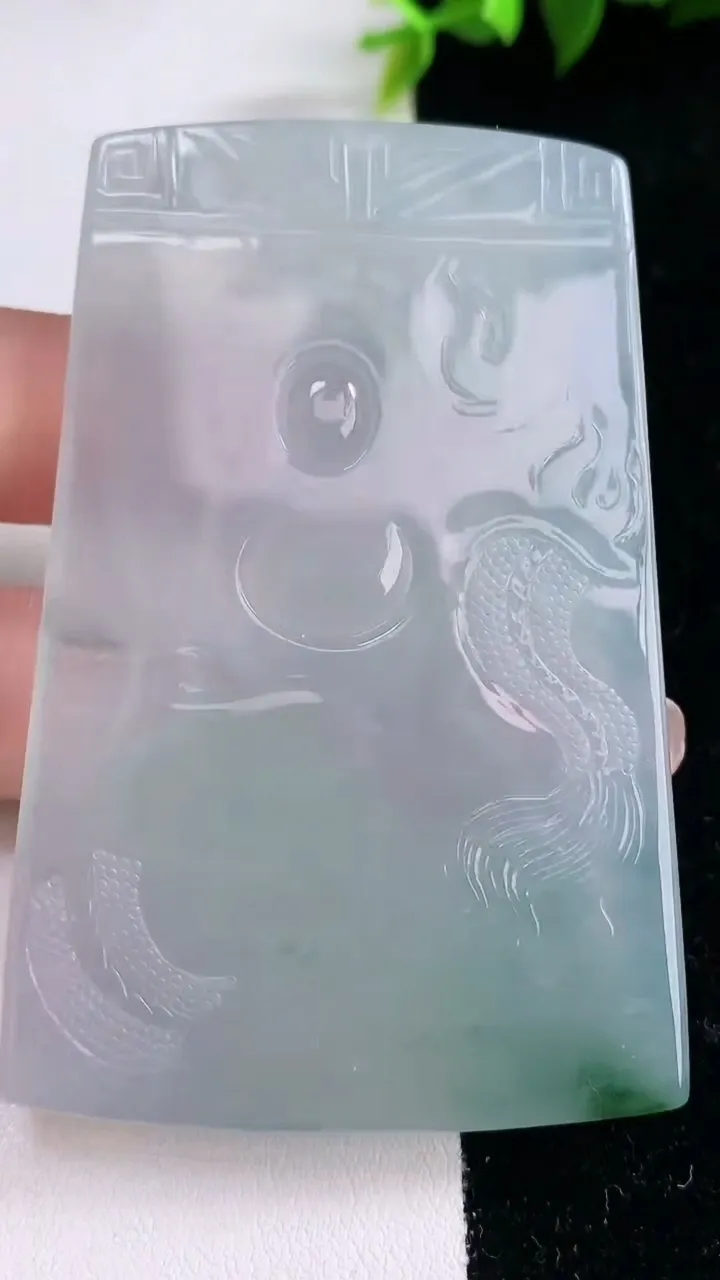 天然A货翡翠种飘花祥龙大日如来吊坠，尺寸70-45-4.9，重量:43.42g
1月29日