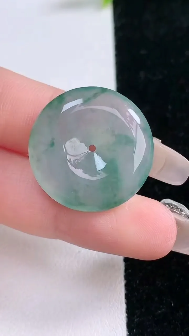 天然A货翡翠冰种飘花平安扣吊坠，尺寸24.7-5.3，重量:7.45g
1月29日