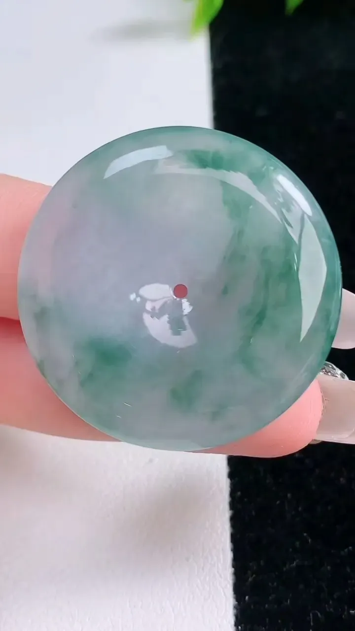 天然A货翡翠冰种飘花平安扣吊坠，尺寸34.8-5.6，重量:15.37g
1月29日