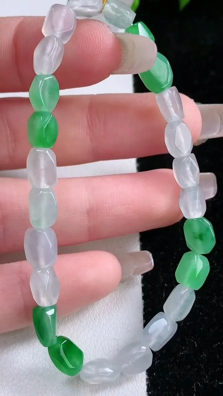天然A货翡翠原石手串，尺寸7.4-5.8-3.4-23颗，重量:9.14g1月29日
工厂直销收藏佳品,种好水足，色泽均匀，有种有色，上手高大气！