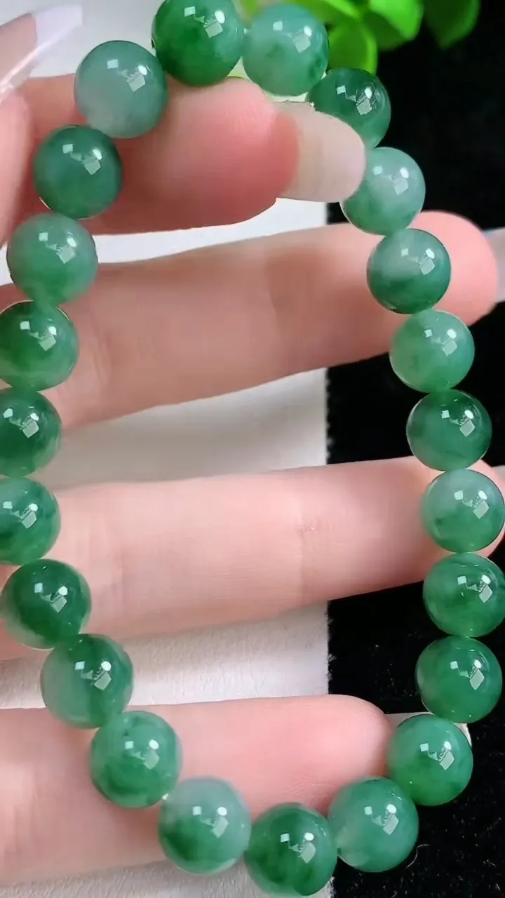 天然A货翡翠圆珠手串，尺寸8-23颗，重量:21.32g1月29日
工厂直销收藏佳品,种好水足，色泽均匀，有种有色，上手高大气！