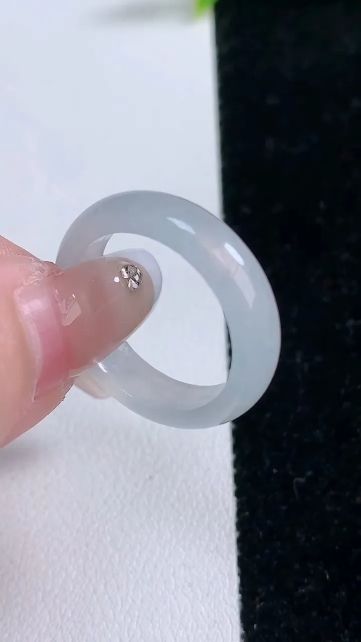 天然A货翡翠指环戒指，尺寸20-5.7-3，重量:3.89g2026年1月29日
工厂直销收藏佳品,种好水足，色泽均匀，有种有色，上手高大气！