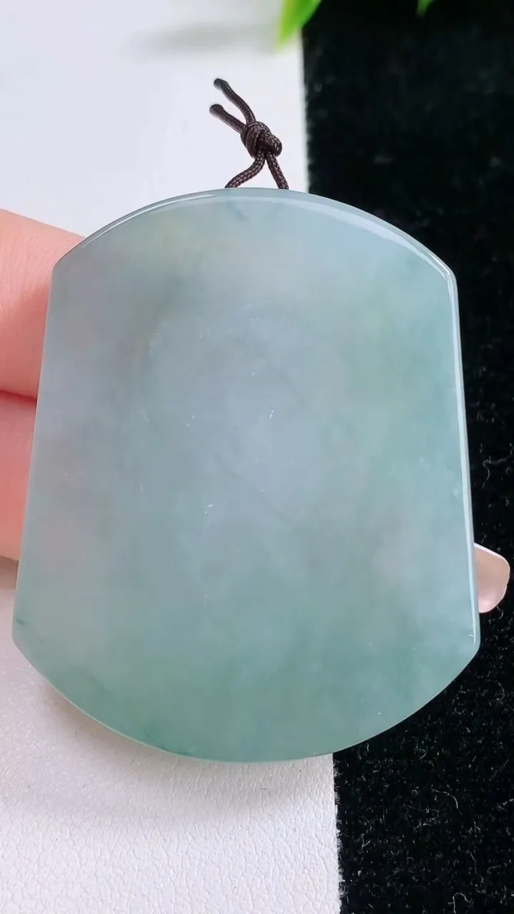 天然A货翡翠无事牌吊坠，尺寸50-40.5-6，重量:34.19g
1月29日