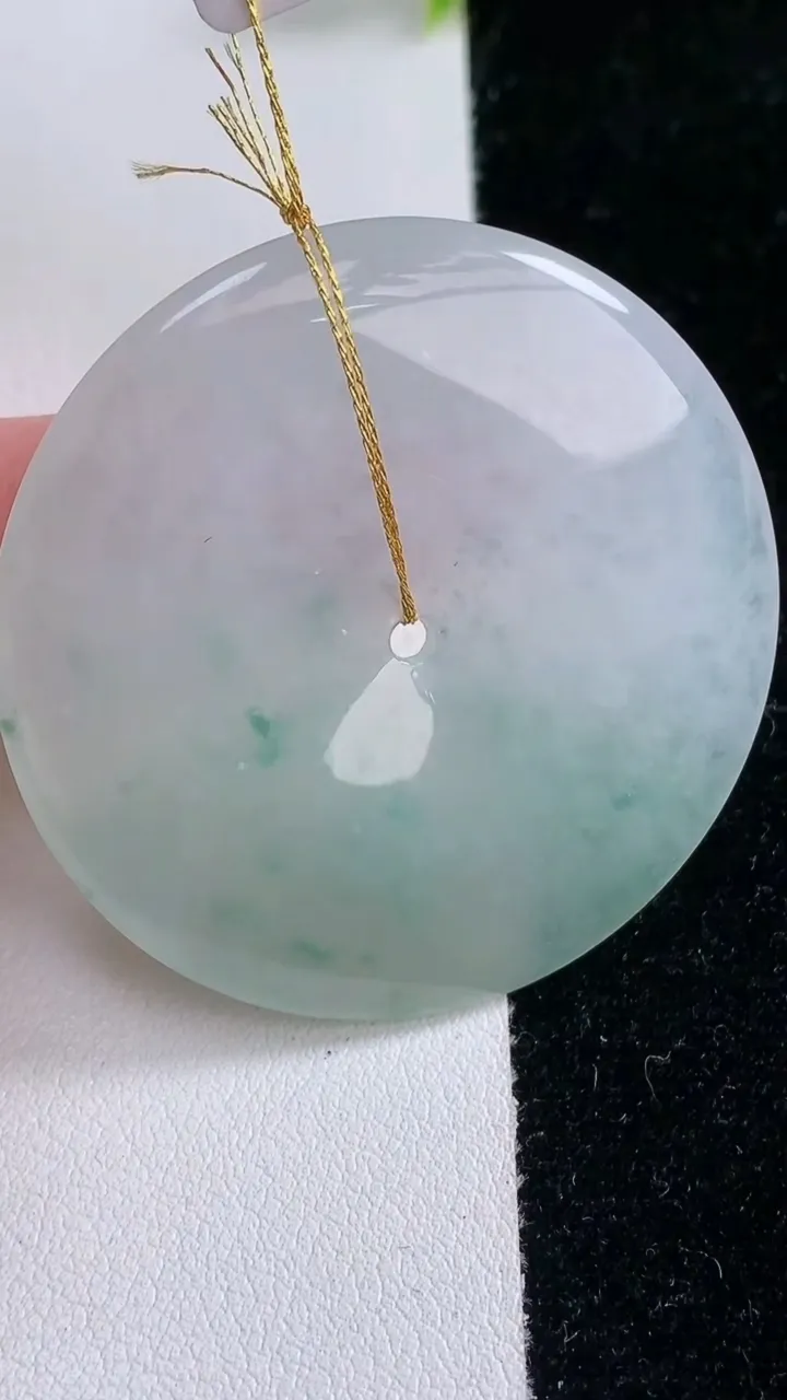 天然A货翡翠冰种飘花平安扣吊坠，尺寸45.3-5.5，重量:24.90g
1月29日