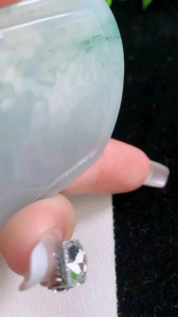 天然A货翡翠种飘花生肖鼠吊坠，尺寸53-44.6-5.4，重量:28.04g
1月29日