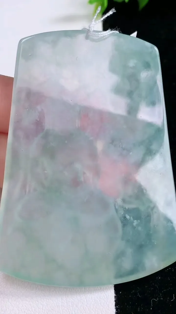 天然A货翡翠种飘花普贤菩萨吊坠，尺寸69-50.3-4.3，重量:35.83g
1月29日