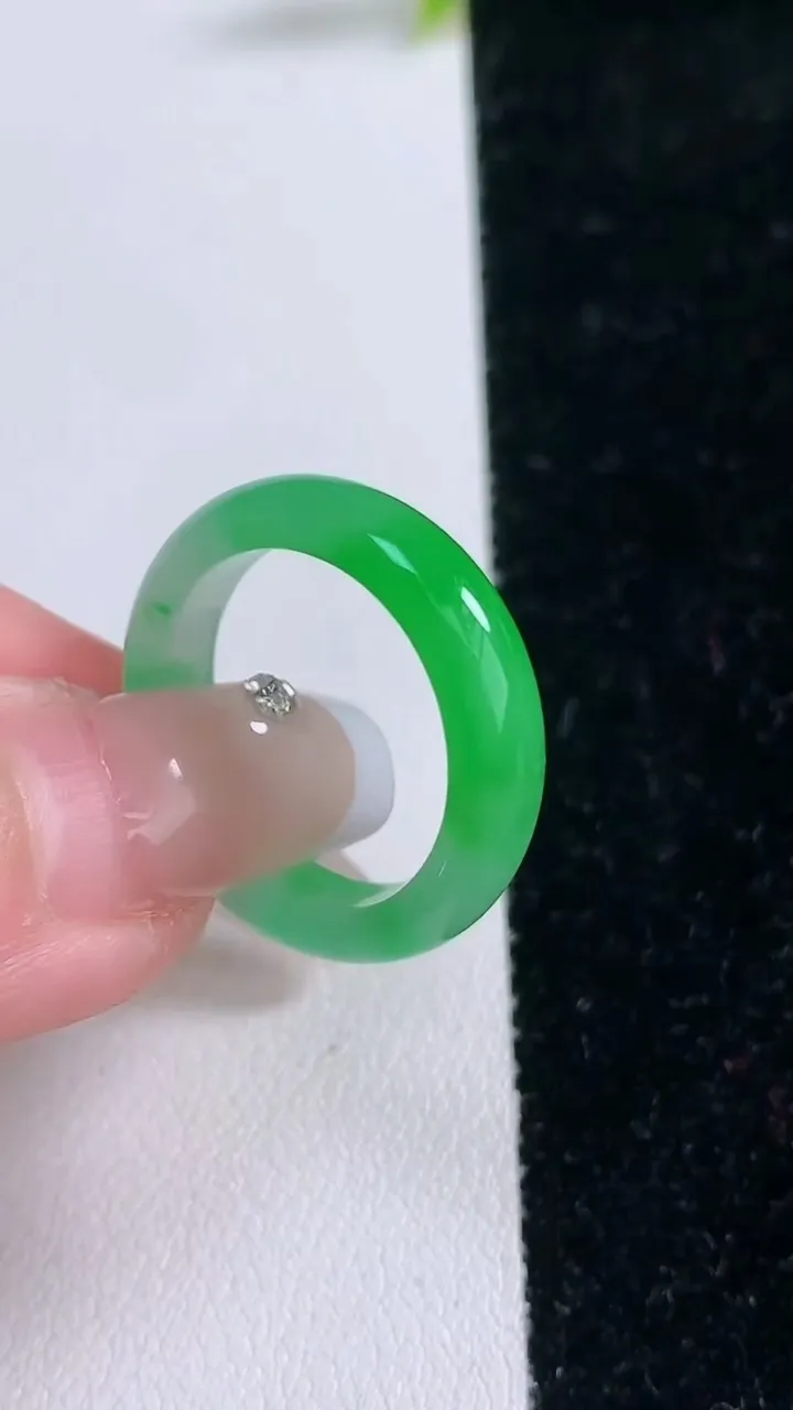 天然A货翡翠指环戒指，尺寸18.5-5.3-3，重量:3.52g2026年1月29日
工厂直销收藏佳品,种好水足，色泽均匀，有种有色，上手高大气！