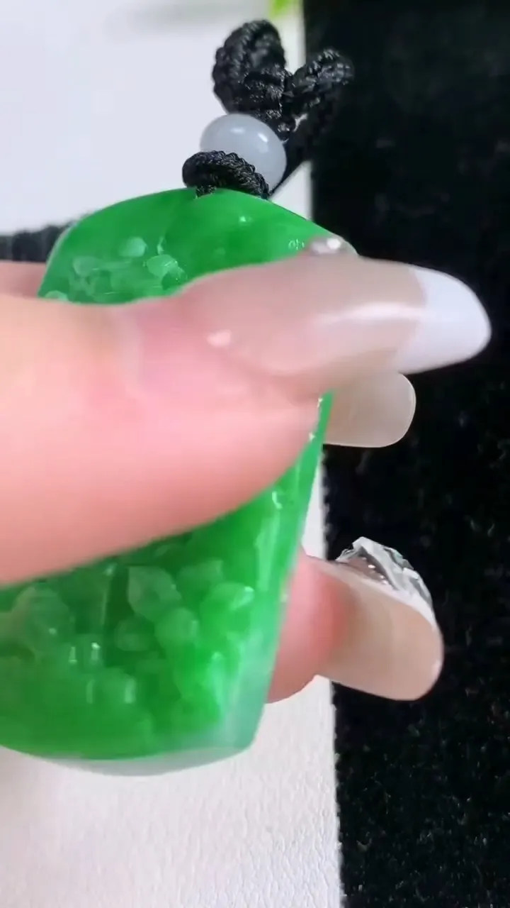 天然A货翡翠山水牌吊坠，尺寸44.4-34-7，重量:24.83g
1月29日