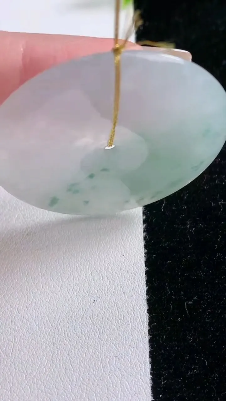 天然A货翡翠冰种飘花平安扣吊坠，尺寸45.3-5.5，重量:24.90g
1月29日