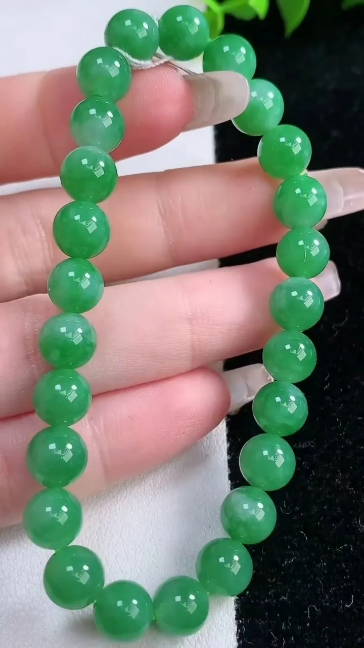 天然A货翡翠圆珠手串，尺寸7.5-25颗，重量:18.84g1月29日
工厂直销收藏佳品,种好水足，色泽均匀，有种有色，上手高大气！