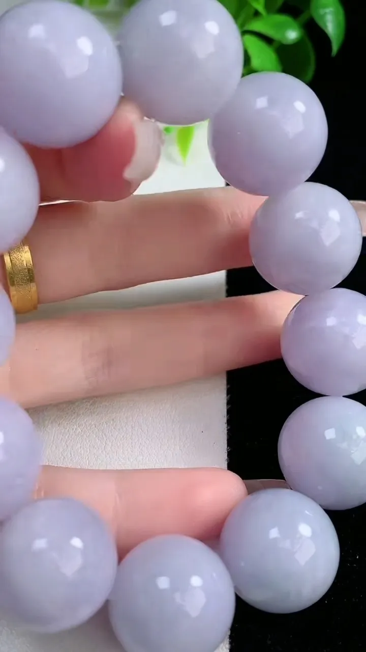 天然A货翡翠紫罗兰圆珠手串，尺寸18.2-12颗，重量:118.65g1月29日
工厂直销收藏佳品,种好水足，色泽均匀，有种有色，上手高大气！