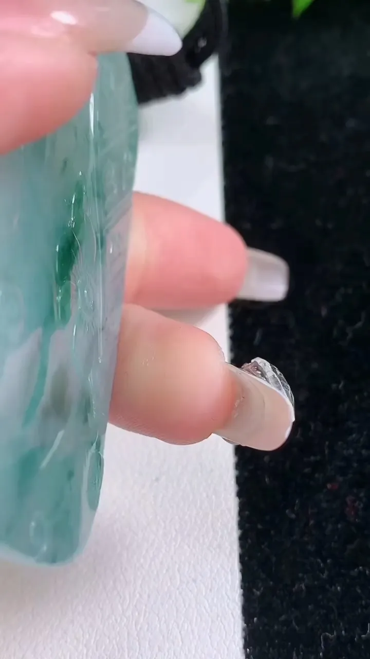 天然A货翡翠种飘花虚空藏菩萨吊坠，尺寸69-38.3-5.6，重量:40.57g
1月29日