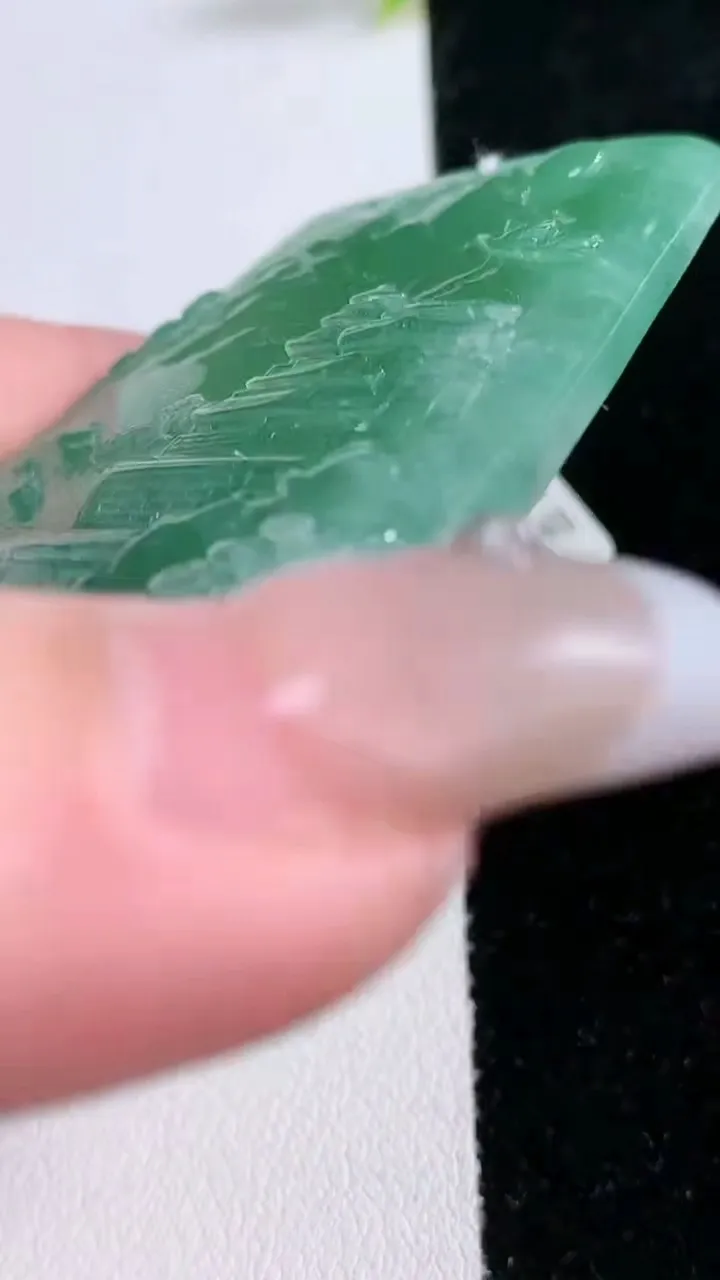 天然A货翡翠山水牌吊坠，尺寸64.5-40-6.2，重量:34.58g
1月29日