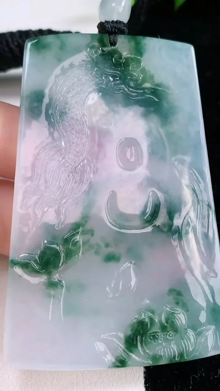 天然A货翡翠种飘花祥龙大势至菩萨吊坠，尺寸69.2-43.2-5.4，重量:44.86g
1月29日