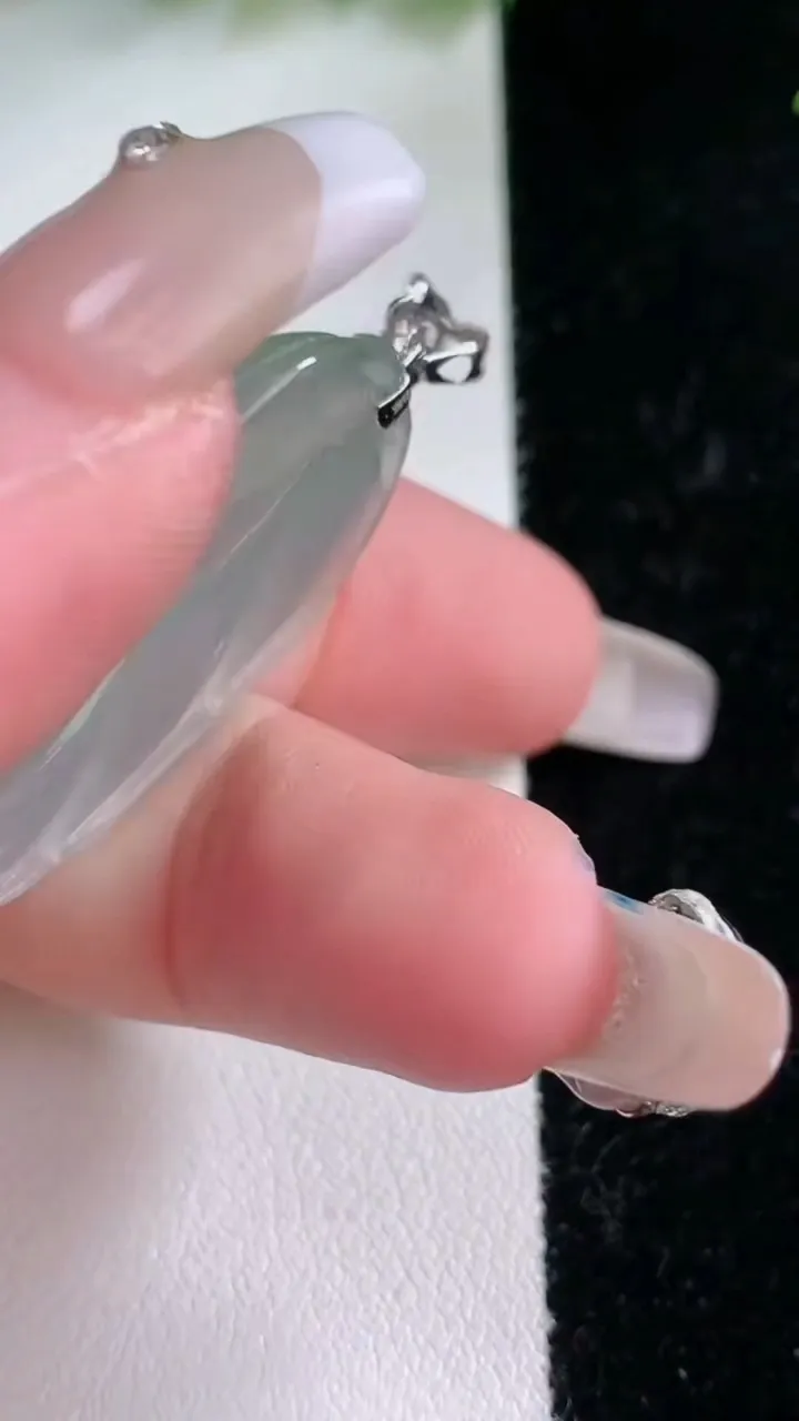 天然A货翡翠金枝玉叶 叶子吊坠，尺寸34-20-4.8，重:6.33g
1月29日