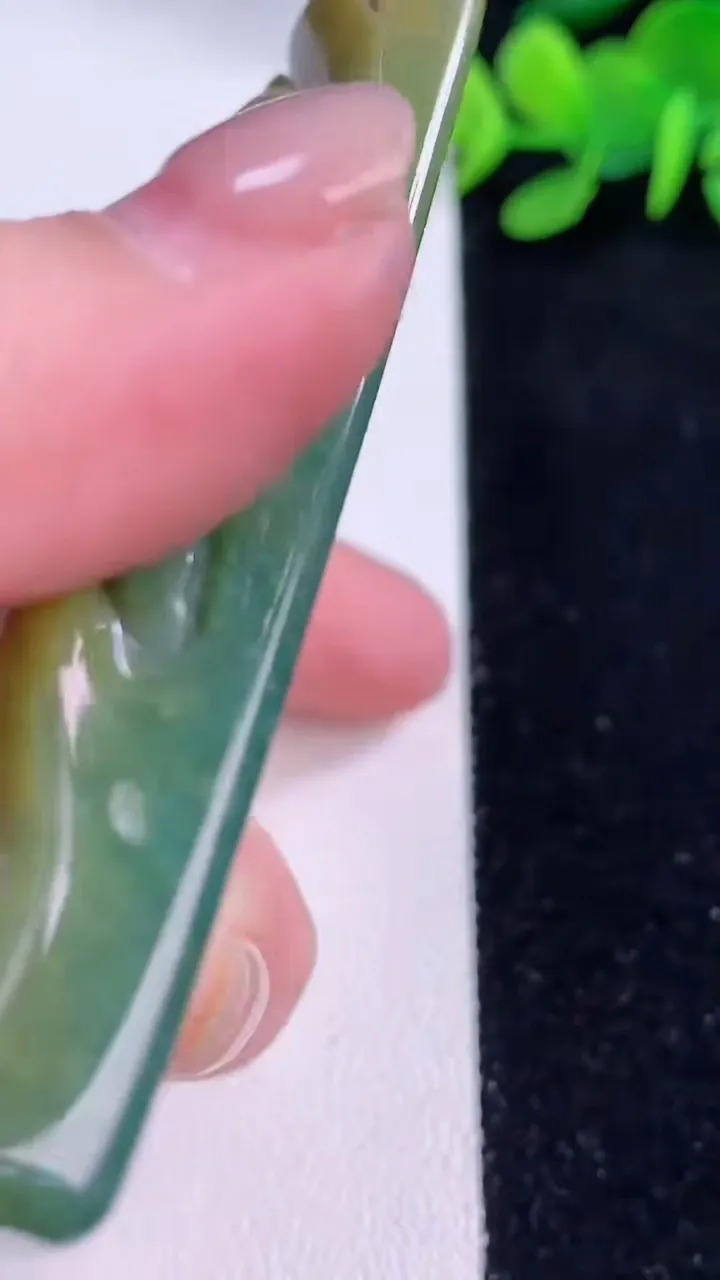 天然A货翡翠蓝水双彩山水牌吊坠，尺寸75-48-13.8，重:102.98g
1月29日