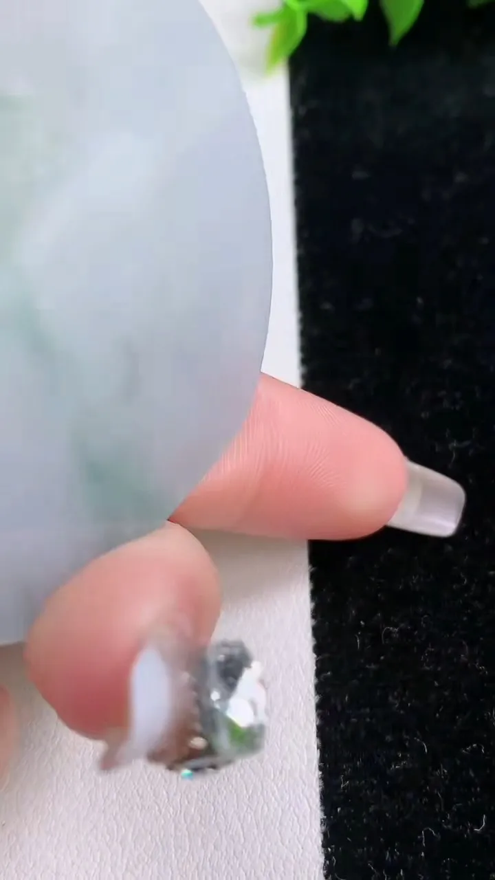 天然A货翡翠御龙不动明王吊坠，尺寸55.5-50.4-5，重量:36.24g
1月29日