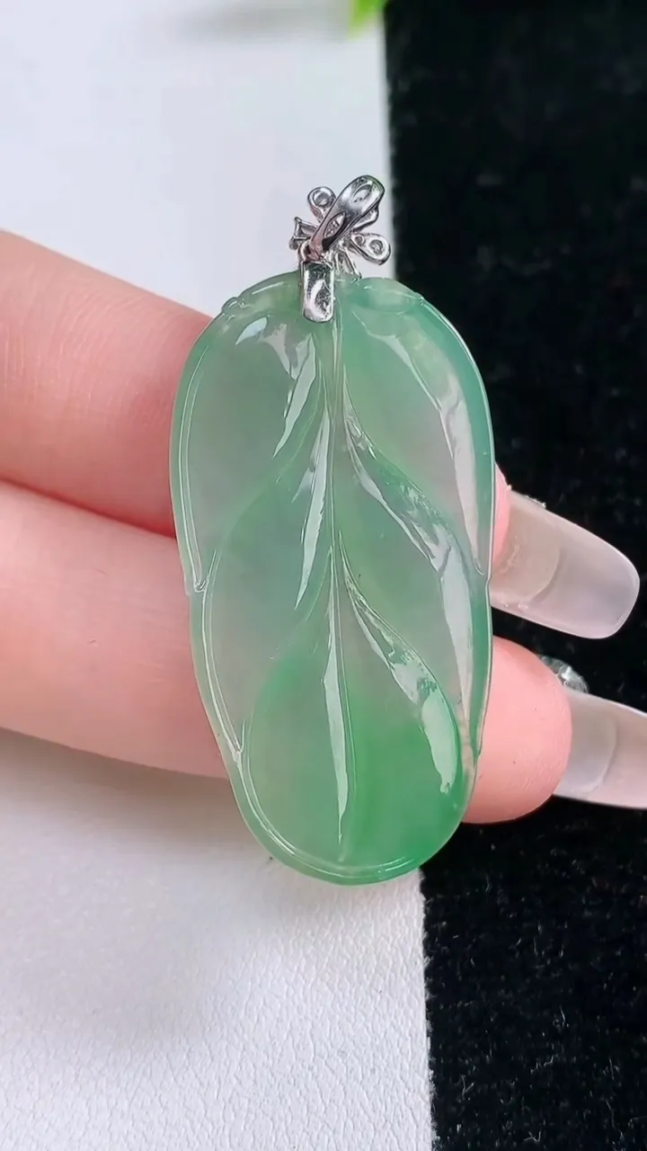 天然A货翡翠金枝玉叶 叶子吊坠，尺寸38.7-20.7-4，重量:7.56g
1月29日