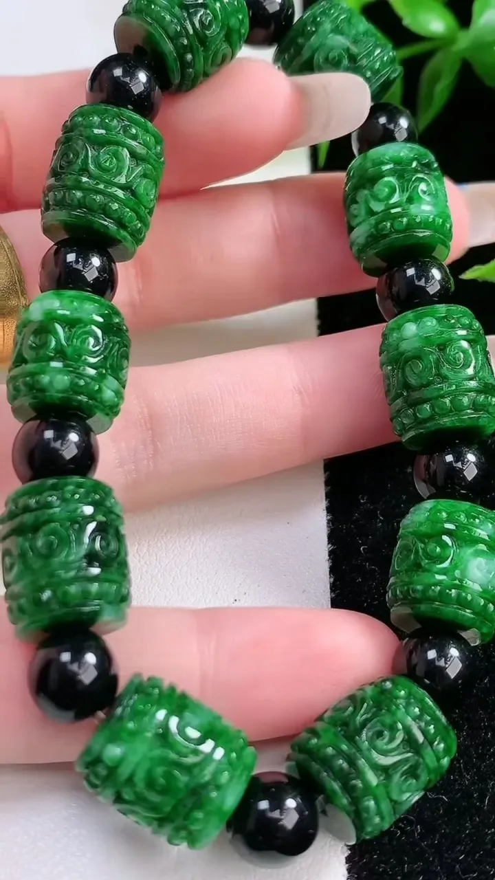 天然A货翡翠雕花路路通手串，尺寸13.2-11.6，重:44.16g1月29日
工厂直销收藏佳品,种